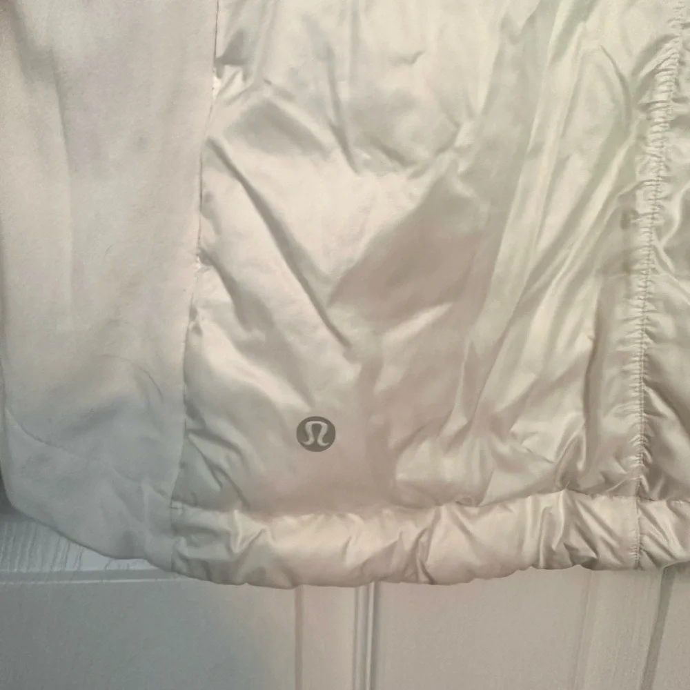 Lululemon Athletica White Puffer Jacket with Quilted Design - Picture 4 of 5